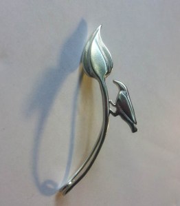 Bird on leaf stem front x 600 dpi